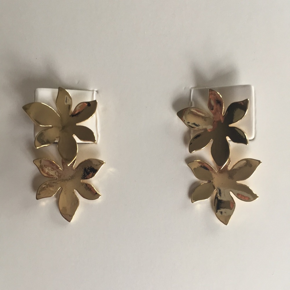 Gold double flower earrings NWT
